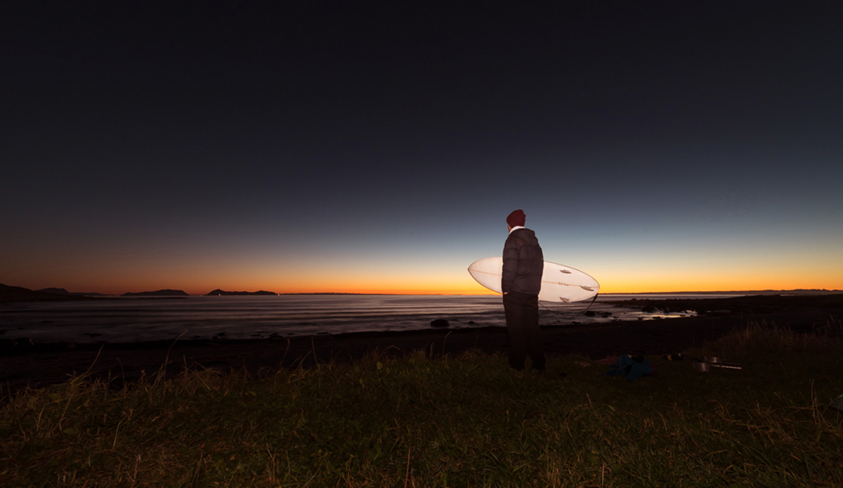 The Norwegian sky is getting cold and another frost night is in the making. Everything is blank. Warming coffee on the beach. Sky makes space for the aurora, with no promise of the night. But it is all there. Photo: Photo: <a href=\"https://www.fjordlapsephotography.com/\">Fjordlapse Photography</a>