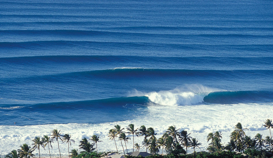 Rockpiles lineup overview. North Shore, Hawaii. Photo: <a href=\"https://seandavey.com//\" target=_blank>Sean Davey</a>