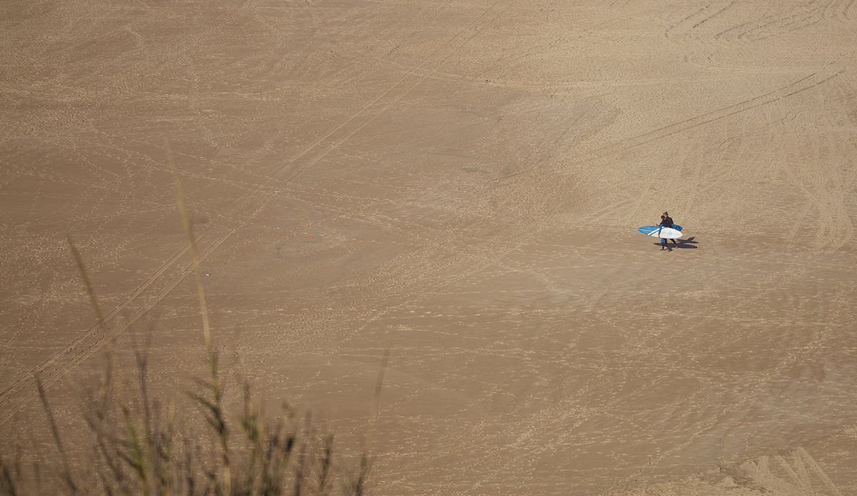 @andreykarr and @maratdaminov walking Praia do Norte. Photo: @shannonreporting