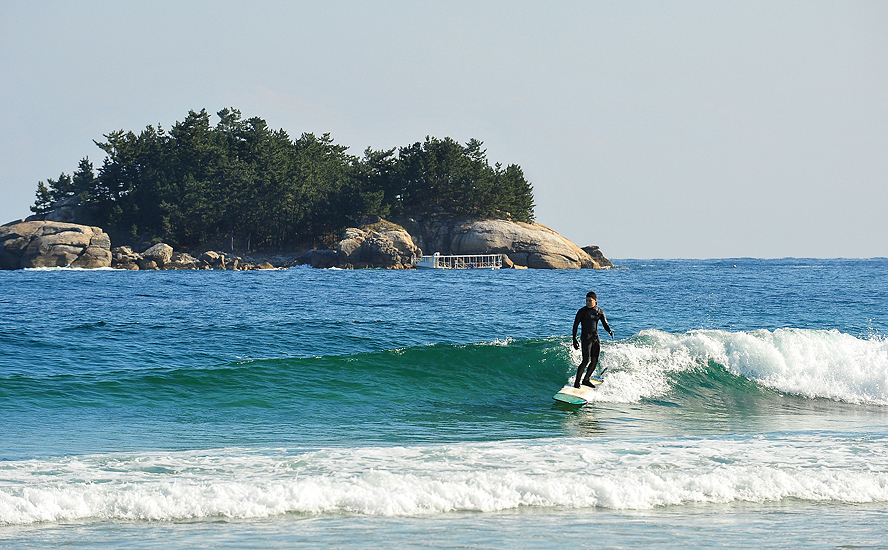 On one of the last calm days of the fall, a local gets a nice peeler with Jo-do Island in the background. Photo: <a href=\"https://www.shannonaston.com/\" target=_blank>Shannon Aston</a>.