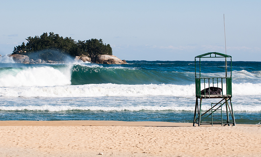 A punchy rip-bowl most of the time, 38th Parallel Beach has many moods and faces. Here she shows us her “bombing left bank” persona. Photo: <a href=\"https://www.shannonaston.com/\" target=_blank>Shannon Aston</a>.