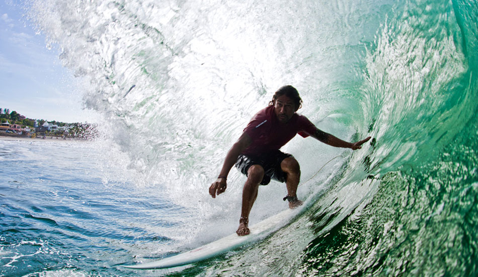 Puerto Local Roger Jimenez making this massive break look like a piece of cake.  Photo: <a href=\"https://www.jefffarsaiphotography.com/\">Jeff Farsai</a>