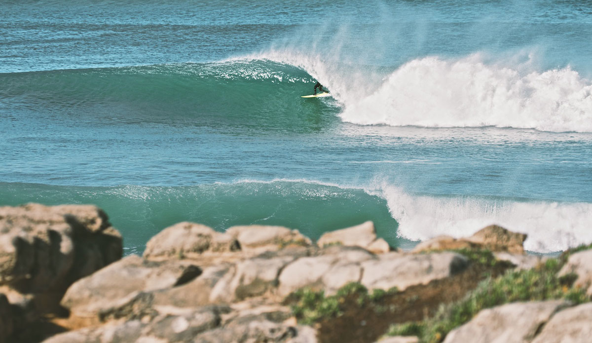 Skeet Derham hides behind the curtain. Photo:<a href=\"https://instagram.com/cacaneves\">Camila Neves</a>