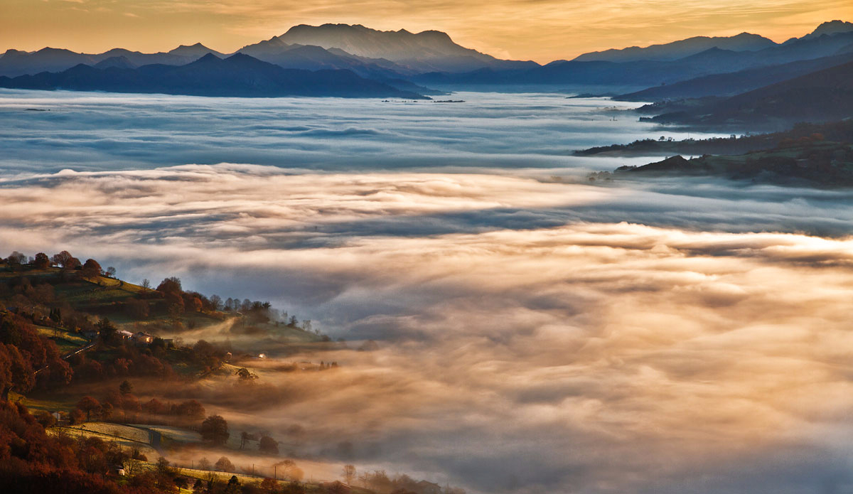 First light above a sea of clouds, hearing the distant roar of the ocean.  Photo: <a href=\"https://semeyadetoral.com/\"> Manuel Toral</a>