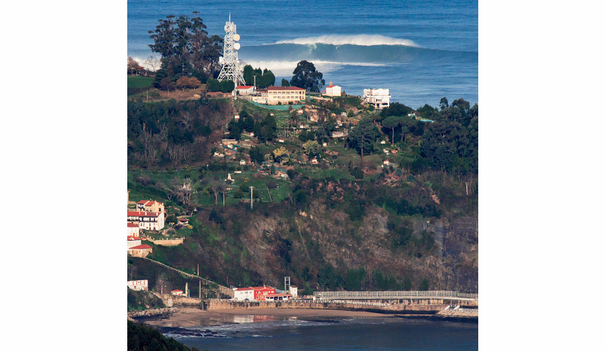 That wave is breaking two miles behind the three story buildings on top of the hill.  I’ll leave the wave size estimation to you. Photo: <a href=\"https://semeyadetoral.com/\"> Manuel Toral</a>