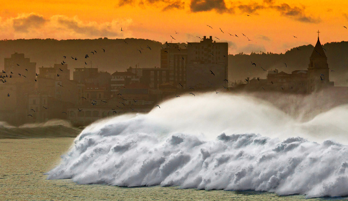 Whitewater glowing under the sunset. Photo: <a href=\"https://semeyadetoral.com/\"> Manuel Toral</a>
