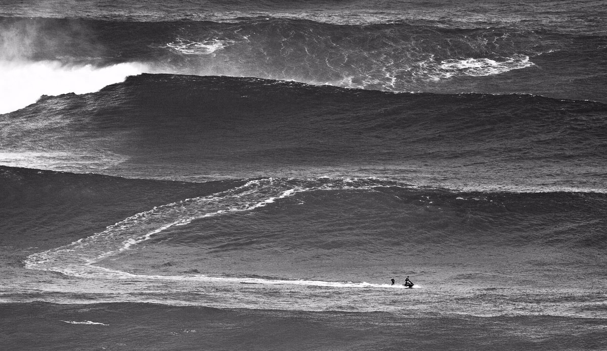  It’s always crucial to feel the lineup out before a large session.Photo: <a href=\"https://semeyadetoral.com/\"> Manuel Toral</a>