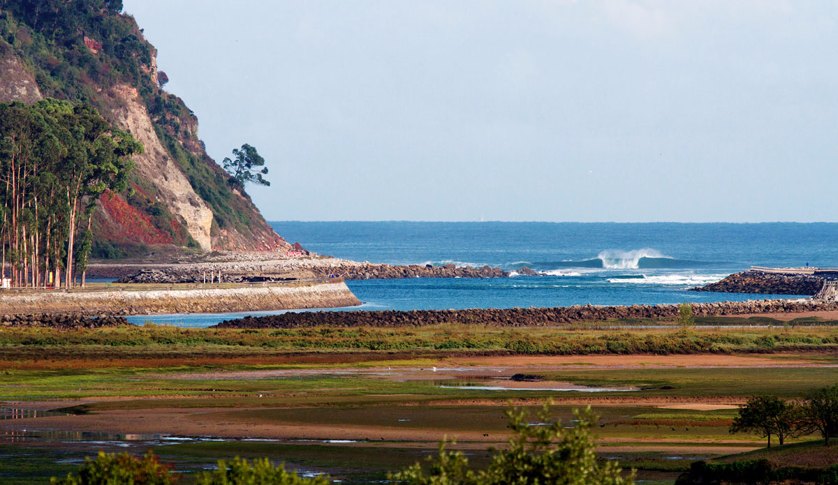 Mountain water lovingly sculpts the sandbar of this river mouth and swells find in its contours an irresistible urge to barrel. Photo: <a href=\"https://semeyadetoral.com/\"> Manuel Toral</a>