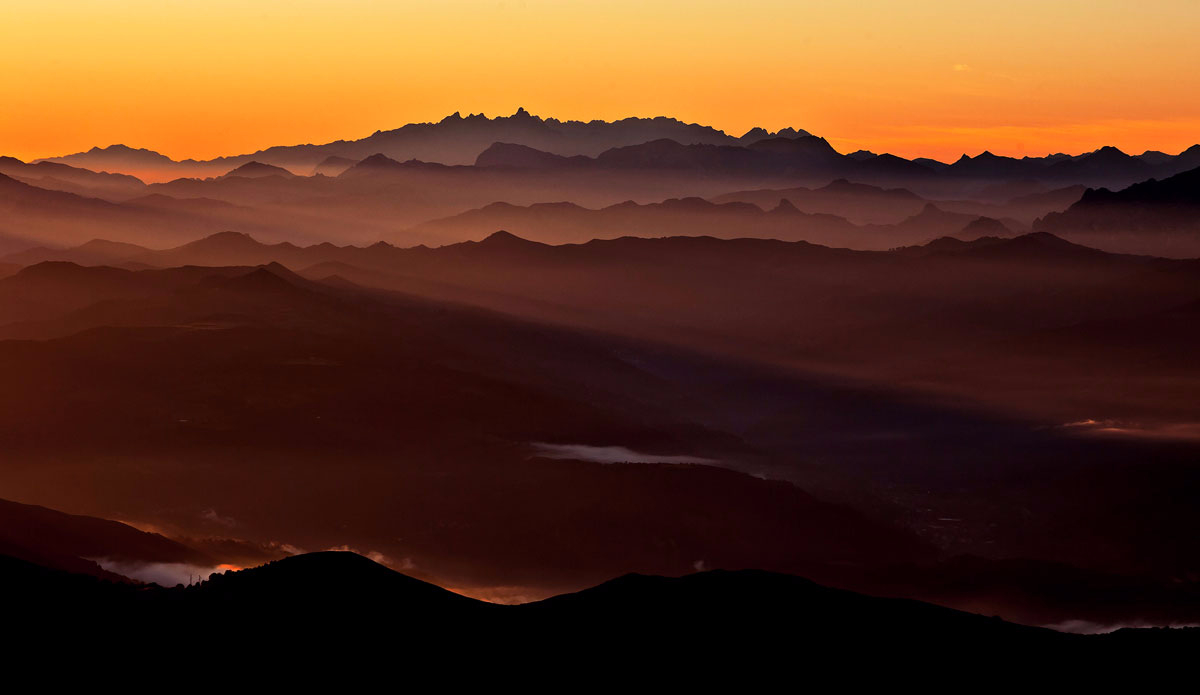 Dawn over peaks and valleys in a timeless land. Photo: <a href=\"https://semeyadetoral.com/\"> Manuel Toral</a>