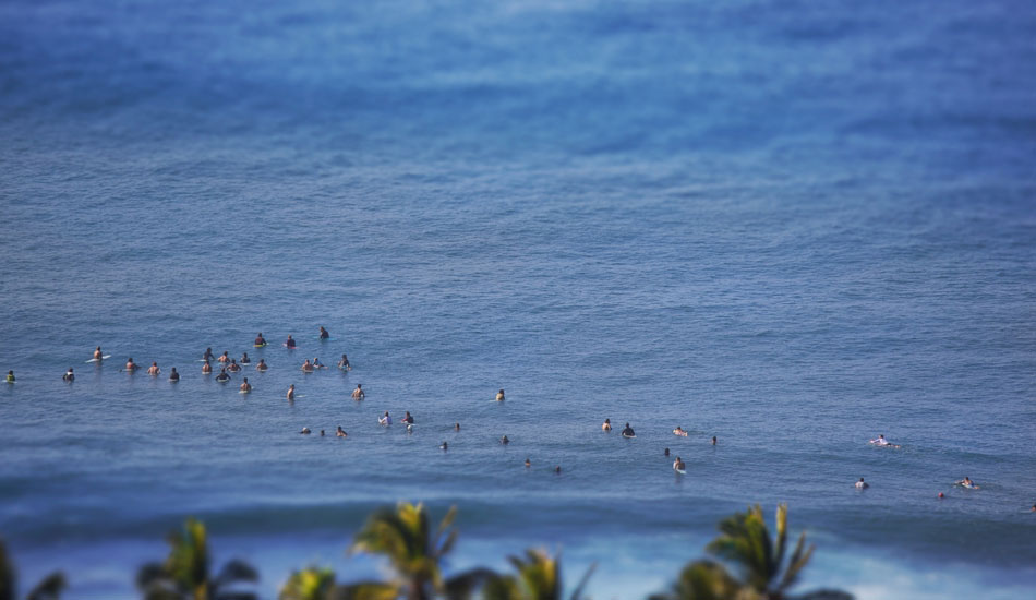 Pipeline line-up. Photo: <a href=\"https://www.stephanelacasaphotography.com\">Stephane Lacasa</a>