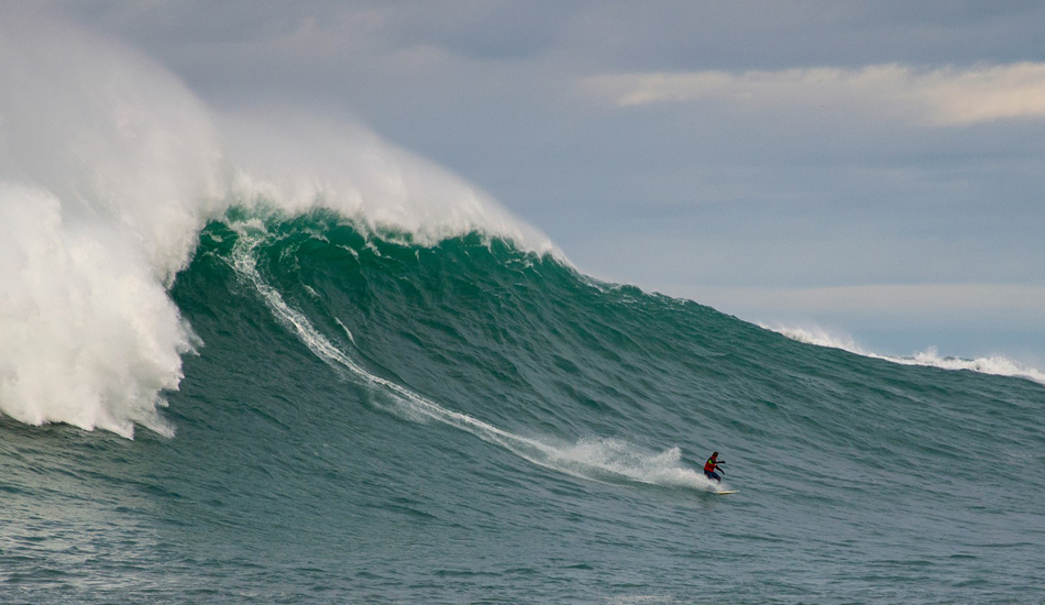 Unknown surfer, Belharra reef. Photo: <a href=\"https://www.facebook.com/SalernoPhoto\"> Stéphane Salerno