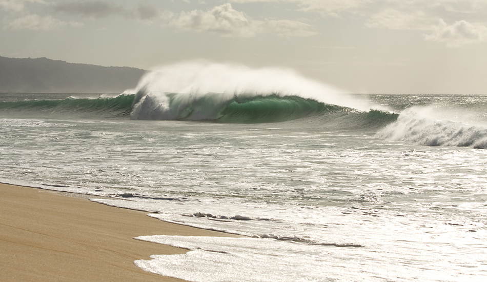 It\'s not often a wave goes by unridden on the North Shore, however this wave managed to go by without anyone on it. Image: <a href=\"https://www.vincestreet.com\" target=\"_blank\">Street</a>