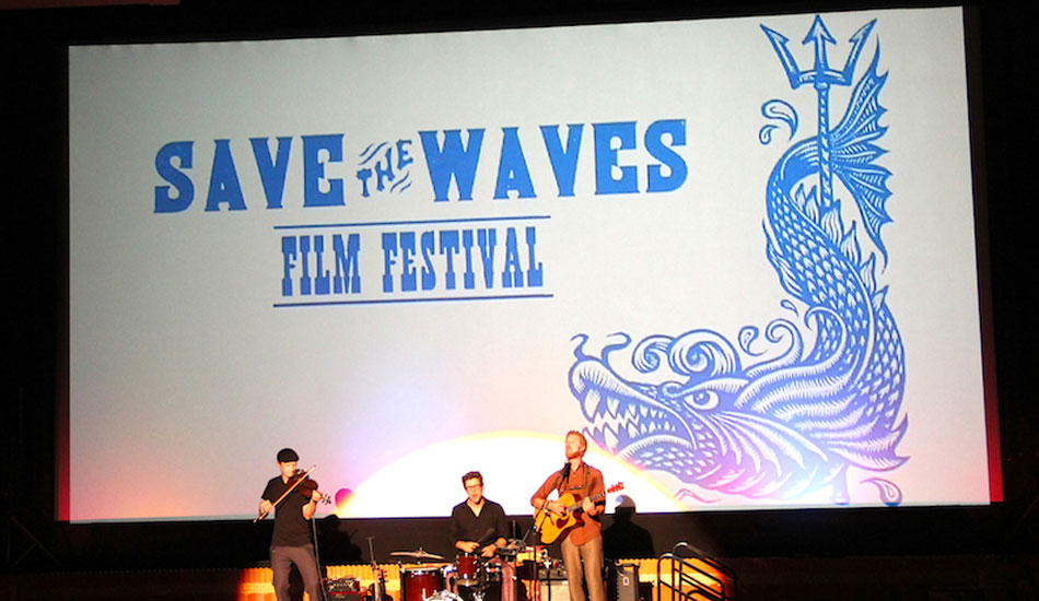 Lee Koch Trio played us into the night. Photo: <a href=\"https://www.savethewaves.org\">Save the Waves</a>