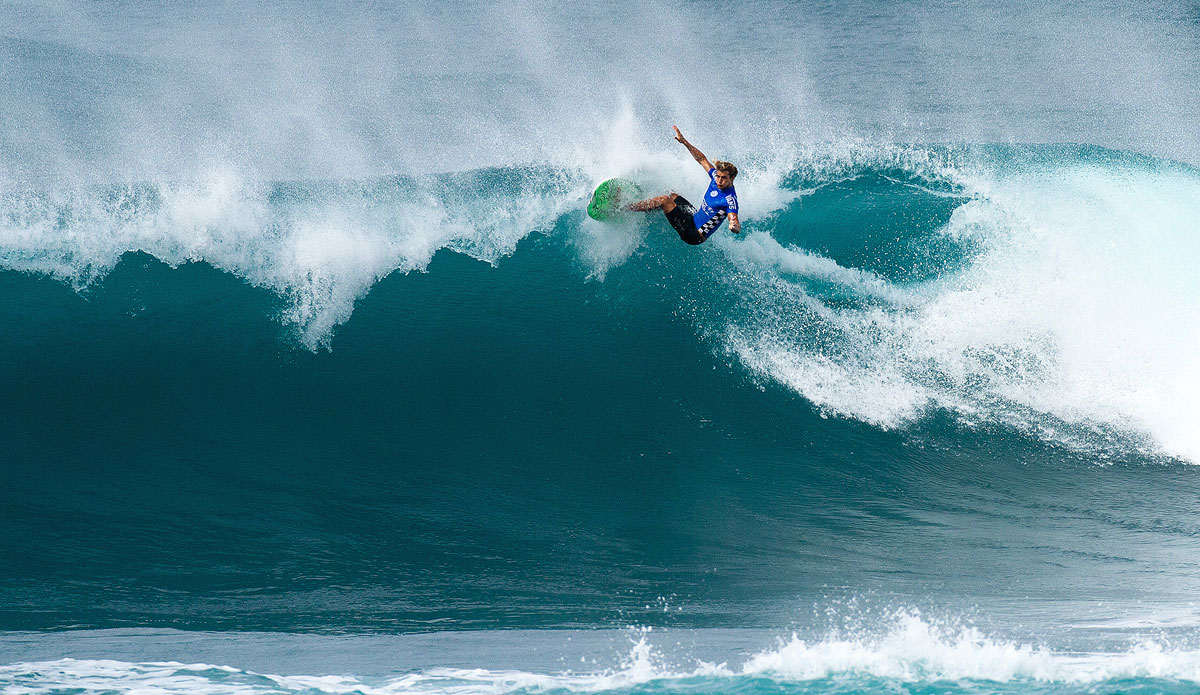 на гребне волны серфборд. на серфинг. артикул orba surf. Surf be. серфер профессионал.