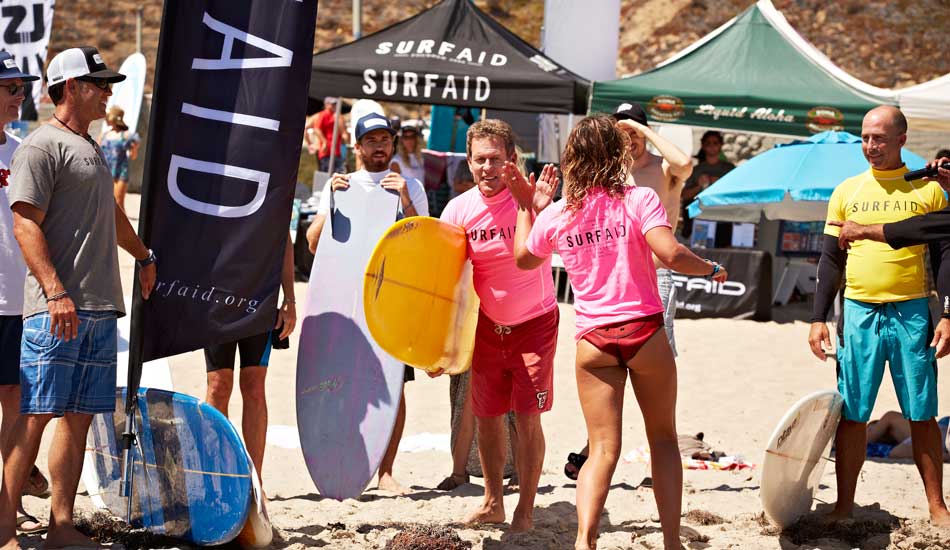 Jen Smith tags Gordy Dunfee on Team Surfing for Lives. Photo: Steven Lippman/Ricky Lesser