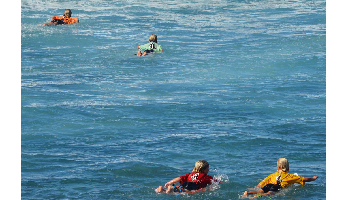 Groms paddling out. Photo: <a href=\"https://instagram.com/surfsup_photos\"> Tassio Silva</a>