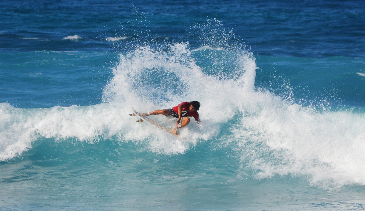 Imaikalani Devault  keeping his flow and finishing strong. Photo: <a href=\"https://instagram.com/surfsup_photos\"> Tassio Silva</a>