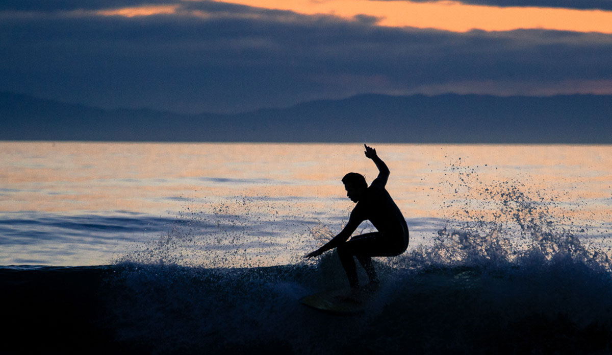 Unidentified taking a high line in Newport Beach. Photo: <a href=\"https://www.timmendez.com/\">Tim Mendez</a>