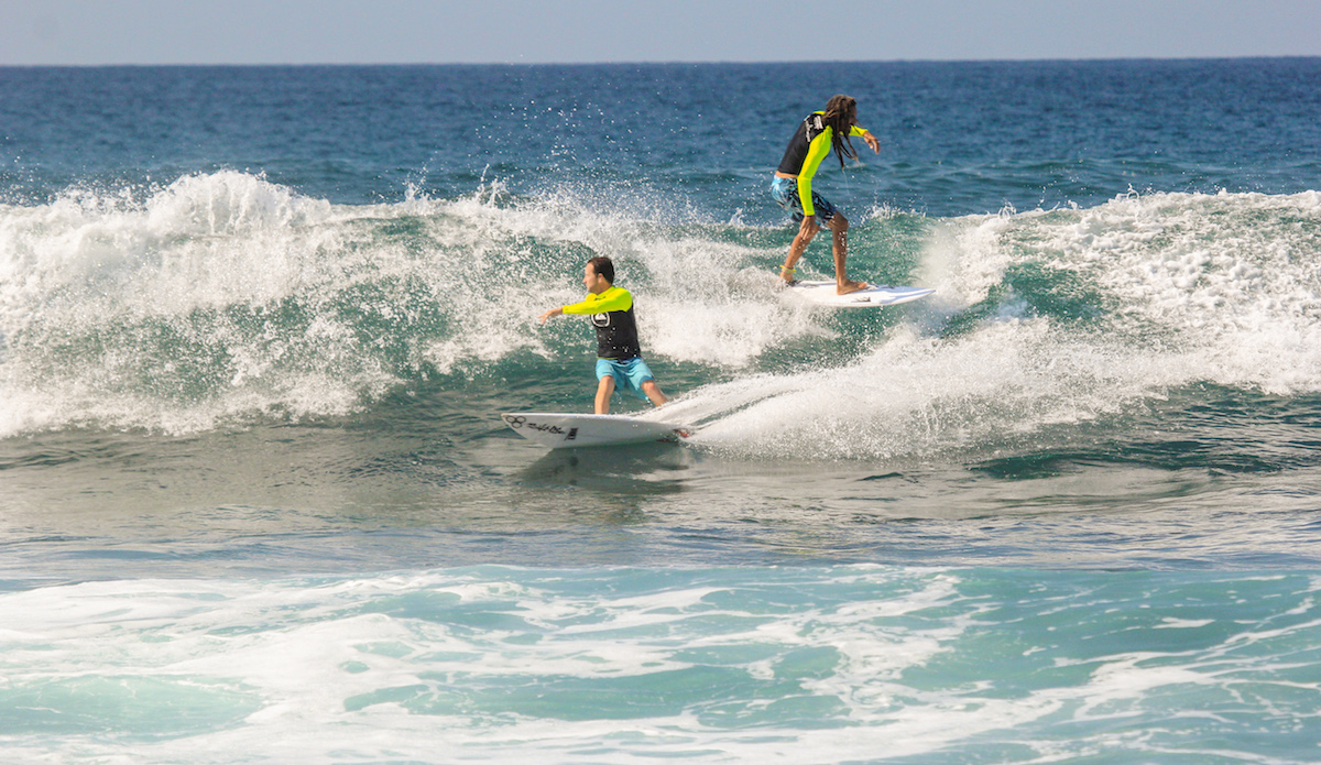 Rob Machado and Tim Curran split a wave during the USA vs. Mexico exhibition. Photo: <a href=\"https://www.swelldani.com/\"> Daniela Fernandez </a>