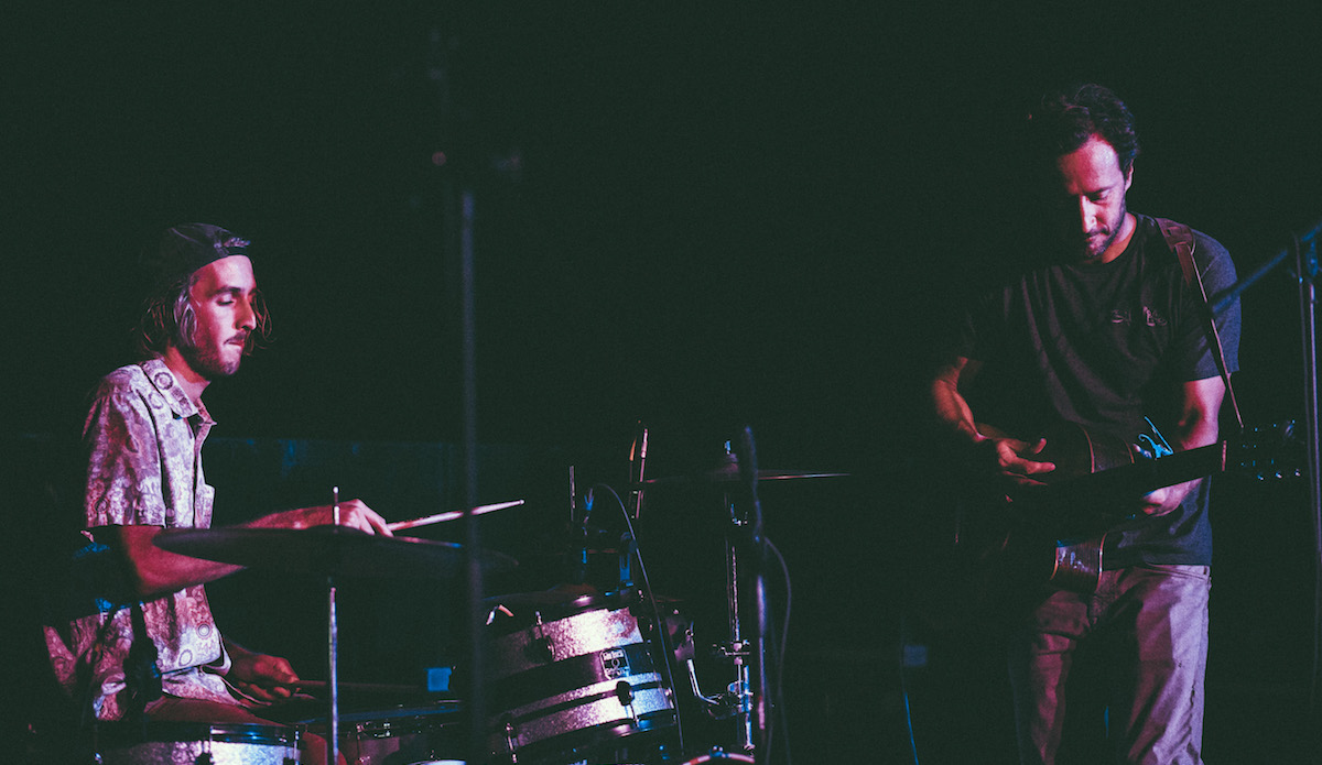 Tim Curran plays an intimate concert on the rooftop of the Cape Hotel. Photo: <a href=\"https://www.swelldani.com/\"> Daniela Fernandez </a>