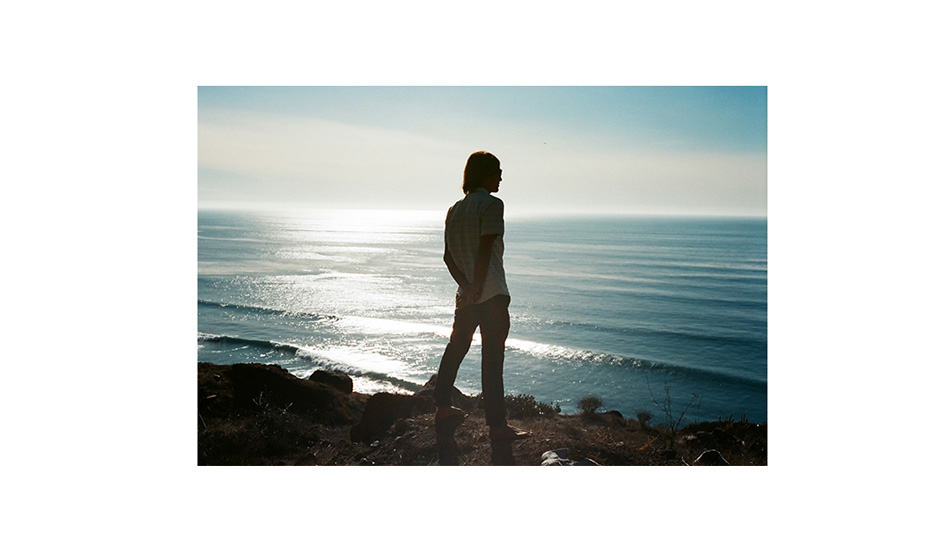 Checking, marveling. Photo: <a href=\"https://vissla.com/blog/category/kennys-bookshelf\">Kenny Hurtado</a>