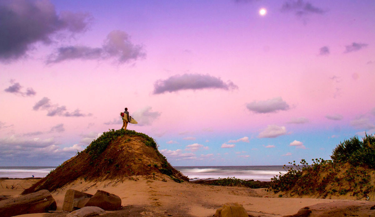 Last look as the moon rises over the sea.  Photo: <a href=\"https://www.facebook.com/pages/Pho-Tye-Studio/398591356893177?fref=nf\"> Tyerell Jordaan</a>
