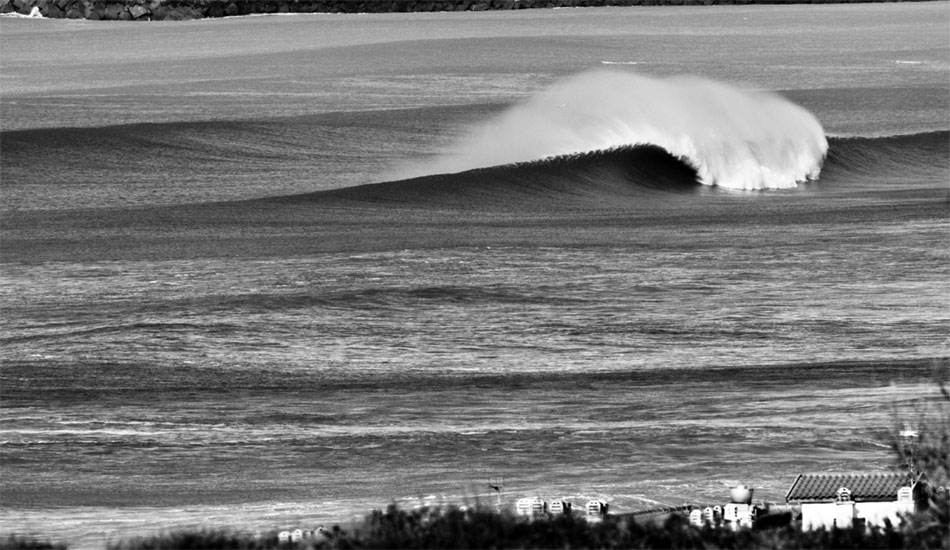 Massive swell in Anglet, France. Photo:<a href=\"https://www.yoannsegalen.fr/\" target=_blank>Yoann Segalen</a>.