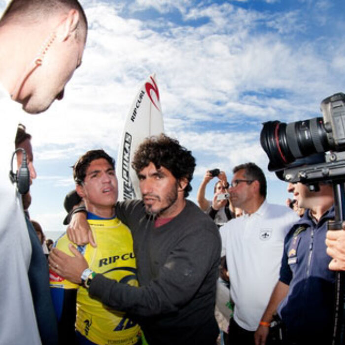 Gabriel Medina with his father, the moment judges announced he had lost. Photo: ASP