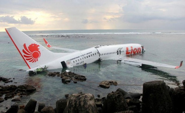 Surfers Respond to Bali Airplane Crash. Photo: Wikimedia Commons/Indonesian Police Surfers Respond to Bali Airplane Crash. Photo: Wikimedia Commons/Indonesian Police