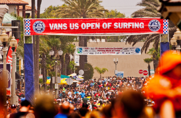 The crowd on the Pier and on Main Street at the 2013 US Open of Surfing before the riots.