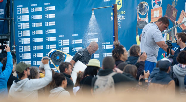 Slater trying to wash the disappointment off. Photo: ASP/Cestari