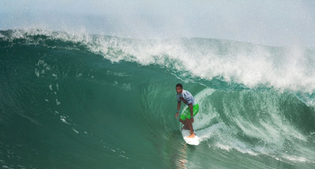Filipe Toledo stretches his legs. Photo: ASP / Cestari