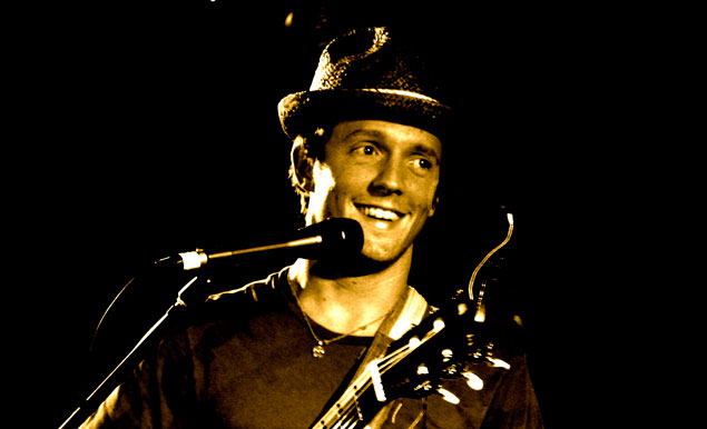 You're not fooling anyone with that smile, Mraz. WHAT'S UNDER THE HAT?!