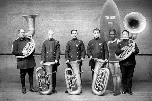 Nope. Not a real photo. But they probably have similar breath holding capabilities.