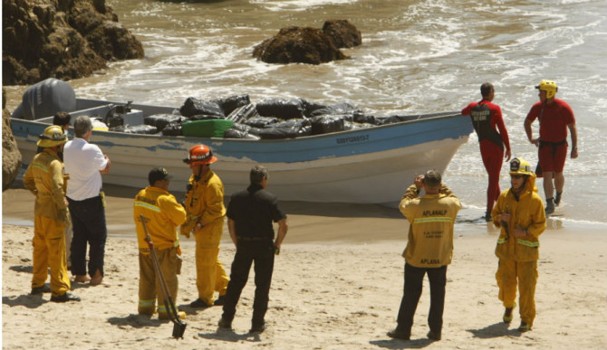 Talk about head-high... Photo: <a href="https://www.latimes.com/local/lanow/la-me-ln-panga-marijuana-malibu-20140407,0,1897170.story#axzz2yLavo4Rq">Al Seib, Los Angeles Times</a>
