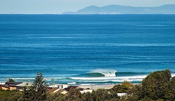 Big, clean and east. Photo: Instagram: @surfvisionsphotos