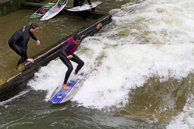 Derek getting after it on the river wave, Eisbach. Photo: Bruno Lemos