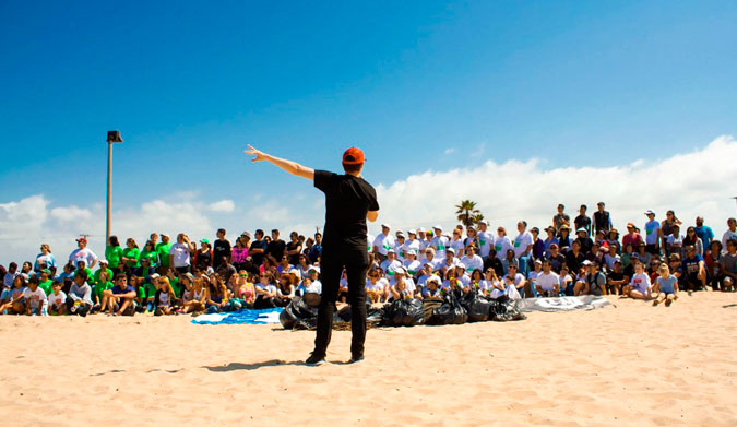 Andrew Sneddon speaking with the volunteers on coastal conservation.