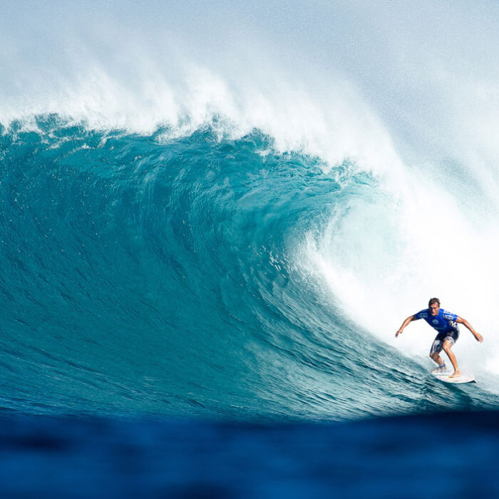 In big, shifting conditions, the world's best surfers tackled Sunset Beach.