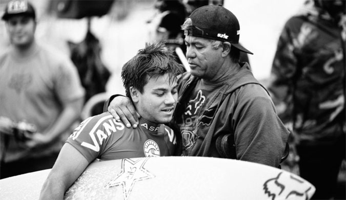 Keanu gets a few encouraging words from father Tommy at Sunset. Photo: WSL