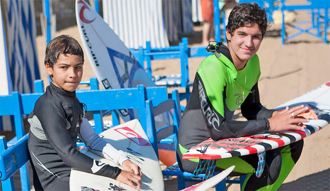 Iker Amatriain hanging with the defending world champ, Gabriel Medina. Photo: Pukas Surf