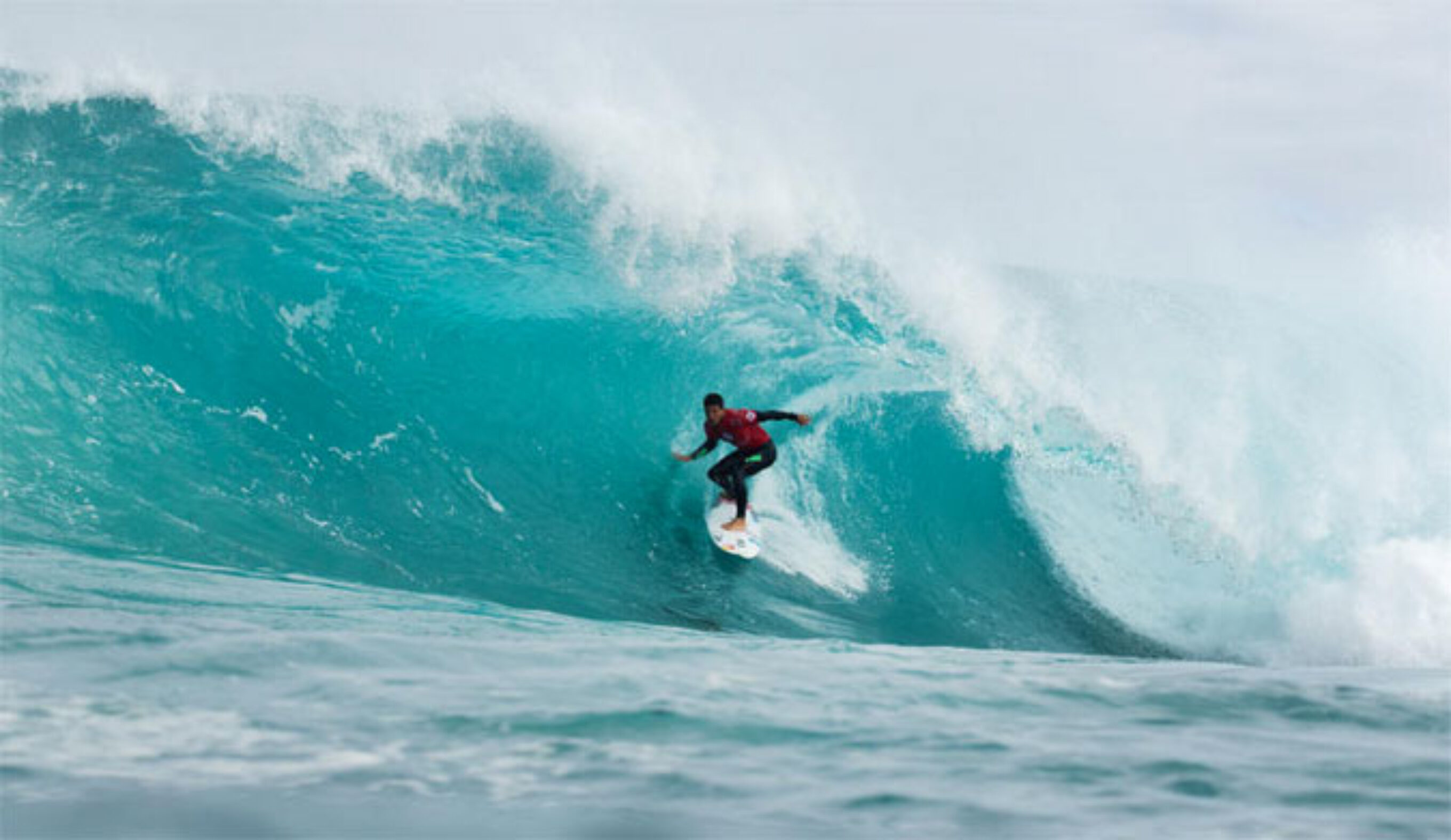 De Souza locked in and deep at the Box. Photo: WSL