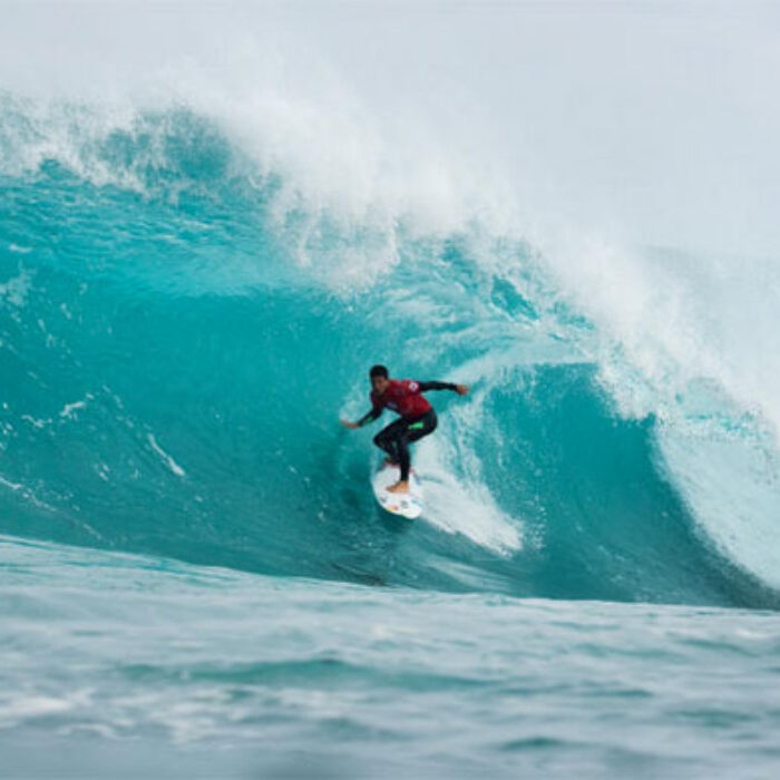 De Souza locked in and deep at the Box. Photo: WSL