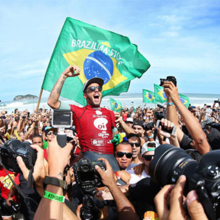 Filipe is carried through the sea of Brazilian fans. Photo: WSL / Kelly Cestari