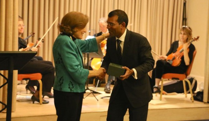 Dr. Sylvia Earle presented Mr. Nasheed with the Mission Blue Award in 2014. Photo: Courtney Mattison