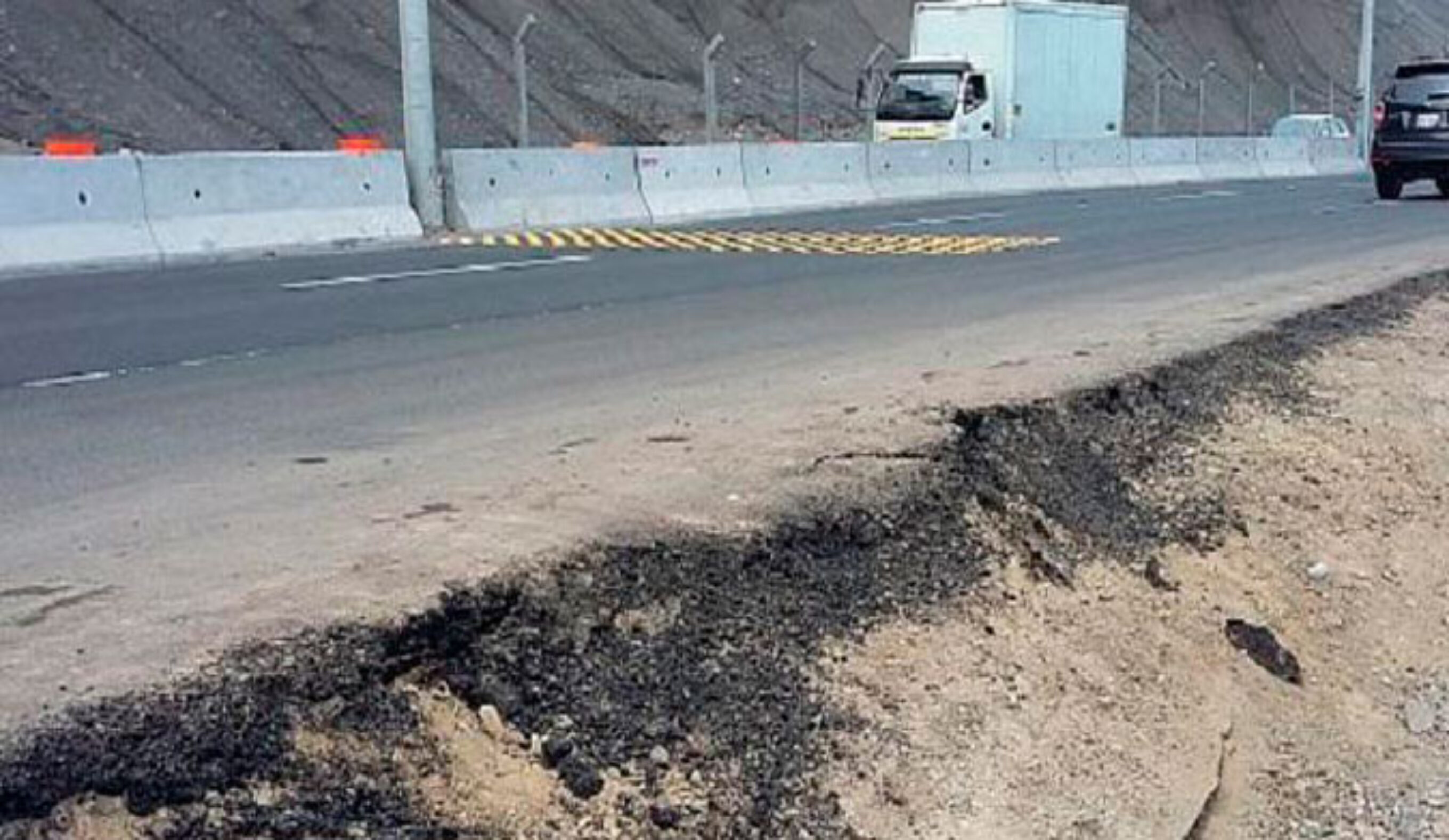 Paved just over a month ago, the Costa Verde road is already showing signs of erosion. Photo: Perú21/César Takeuchi