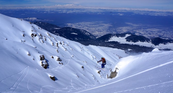 Tom sends a cliff in the Gulmarg resort area ©Matt Clark