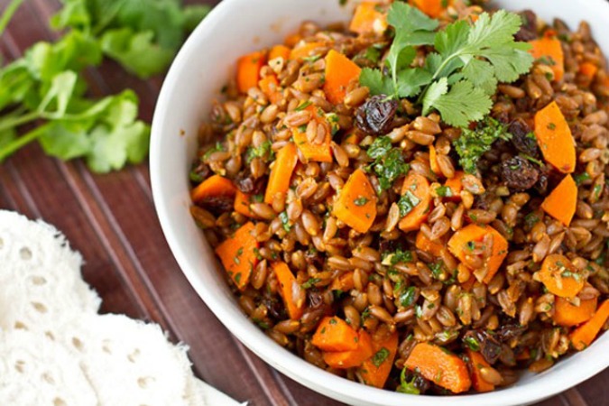 Spelt with raisins and carrots.