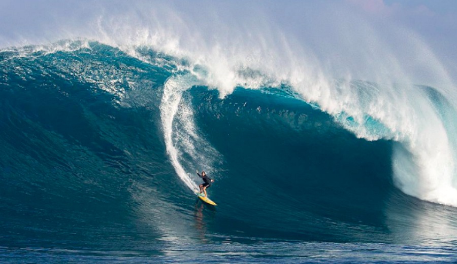 Putting that training to the test at Jaws. Photo via Instagram. Credit: @fred_pompermayer.