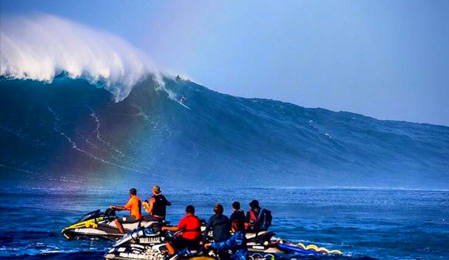 Mark Visser putting his paddling skills to the test on a left at Jaws. Photo via Facebook. Credit: @fred_pompermayer